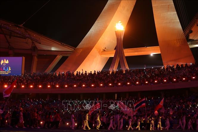 Đài lửa SEA Games 32 được thắp sáng trên sân vận động quốc gia Morodok Techo. Ảnh: Hoàng Linh - TTXVN