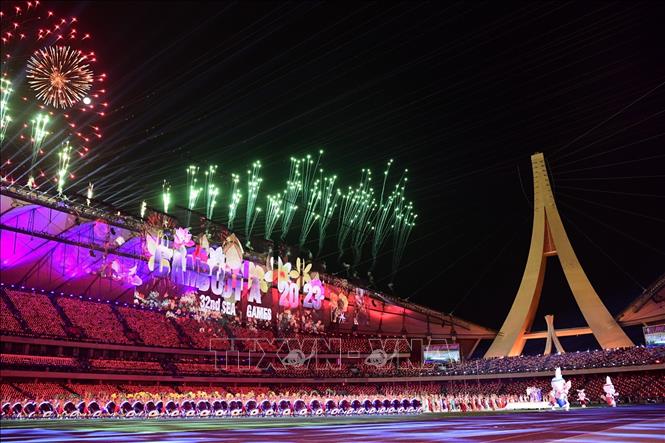 Màn pháo hoa rực rỡ trên bầu trời sân vận động quốc gia Morodok Techo trong Lễ khai mạc SEA Games 32. Ảnh: Hoàng Linh - TTXVN
