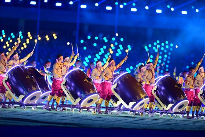 Màn biểu diễn trống đặc sắc tại Lễ khai mạc SEA Games 32. Ảnh: Hoàng Linh - TTXVN