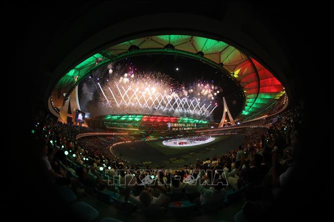 Màn pháo hoa rực rỡ trên bầu trời sân vận động quốc gia Morodok Techo trong Lễ khai mạc SEA Games 32. Ảnh: Minh Quyết - TTXVN