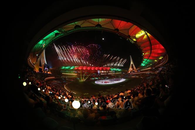 Màn pháo hoa rực rỡ trên bầu trời sân vận động quốc gia Morodok Techo trong Lễ khai mạc SEA Games 32. Ảnh: Minh Quyết - TTXVN
