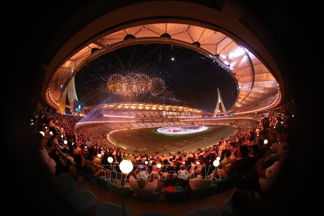 Màn pháo hoa rực rỡ trên bầu trời sân vận động quốc gia Morodok Techo trong Lễ khai mạc SEA Games 32. Ảnh: Minh Quyết - TTXVN