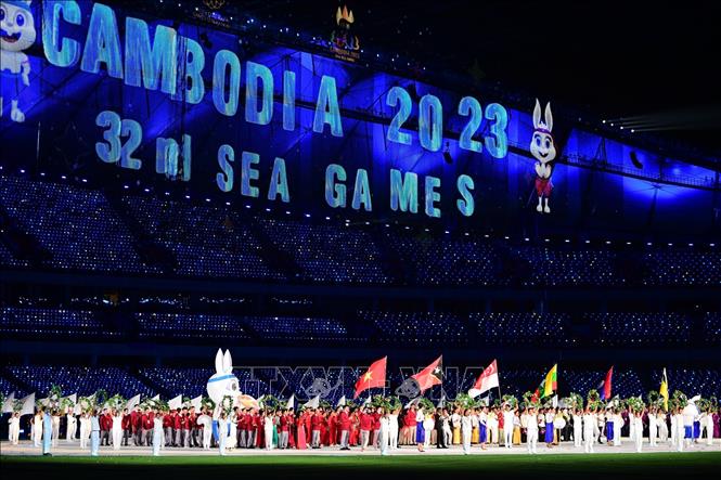 Các đoàn thể thao trên sân vận động quốc gia Morodok Techo trong Lễ khai mạc SEA Games 32. Ảnh: Hoàng Linh - TTXVN