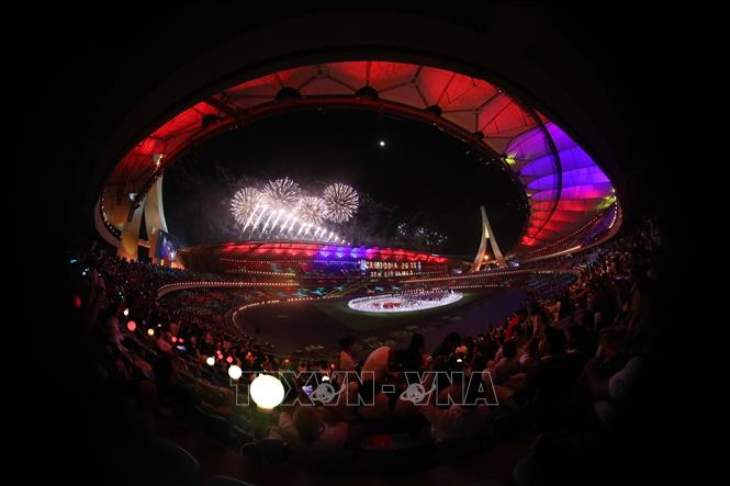 Màn pháo hoa rực rỡ trên bầu trời sân vận động quốc gia Morodok Techo trong Lễ khai mạc SEA Games 32. Ảnh: Minh Quyết - TTXVN