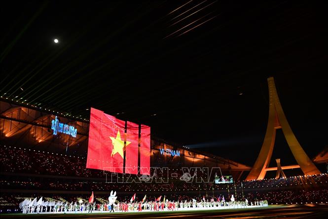 Quốc kỳ Việt Nam tại Lễ khai mạc SEA Games 32. Ảnh: Hoàng Linh - TTXVN