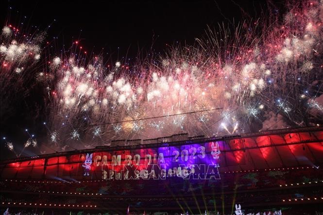 Màn pháo hoa rực rỡ trên bầu trời sân vận động quốc gia Morodok Techo trong Lễ khai mạc SEA Games 32. Ảnh: Hoàng Linh-TTXVN