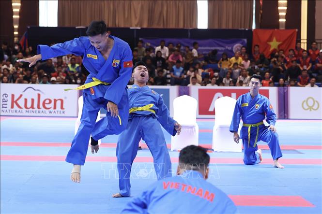 4 VĐV Vũ Duy Bảo, Nguyễn Quốc Cường, Mai Đình Chiến, Lê Phi Bảo của đội tuyển Vovinam Việt Nam giành HCB ở nội dung Đòn chân tấn công nam với thành tích 267 điểm. Ảnh: Minh Quyết - TTXVN