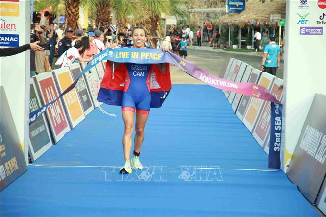 Các vận động viên tranh tài nội dung ba môn phối hợp Triathlon (bơi - đạp xe - chạy bộ) tại Kep, tỉnh duyên hải Tây Nam Campuchia, sáng 6/5/2023. Ảnh: AKP/TTXVN