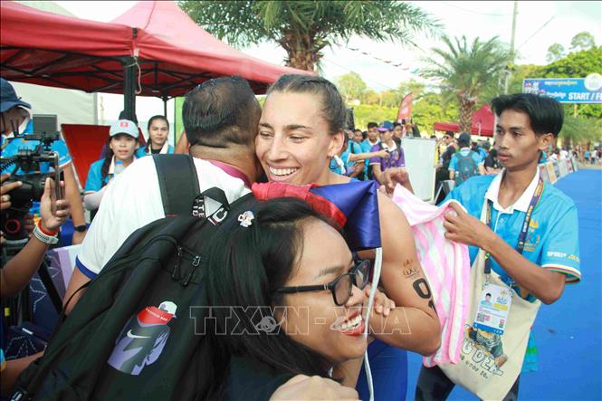 Các vận động viên tranh tài nội dung ba môn phối hợp Triathlon (bơi - đạp xe - chạy bộ) tại Kep, tỉnh duyên hải Tây Nam Campuchia, sáng 6/5/2023.  Ảnh: AKP/TTXVN