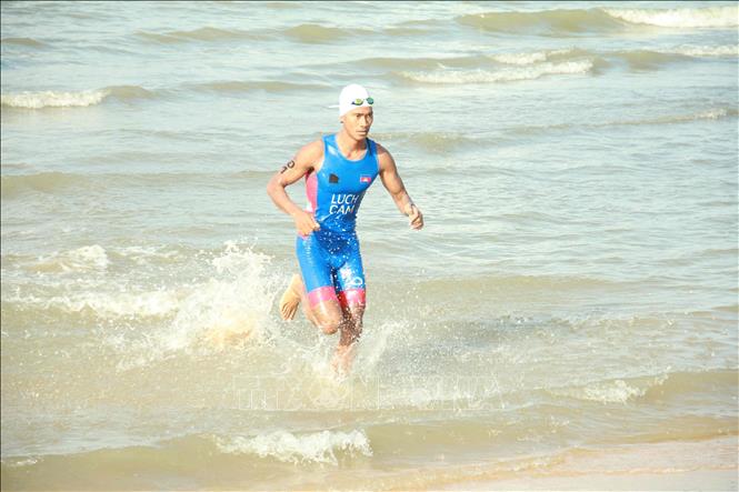 Các vận động viên tranh tài nội dung ba môn phối hợp Triathlon (bơi - đạp xe - chạy bộ) tại Kep, tỉnh duyên hải Tây Nam Campuchia, sáng 6/5/2023. Ảnh: AKP/TTXVN