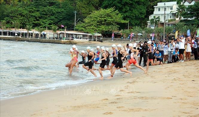 Các vận động viên tranh tài nội dung ba môn phối hợp Triathlon (bơi - đạp xe - chạy bộ) tại Kep, tỉnh duyên hải Tây Nam Campuchia, sáng 6/5/2023. Ảnh: AKP/TTXVN