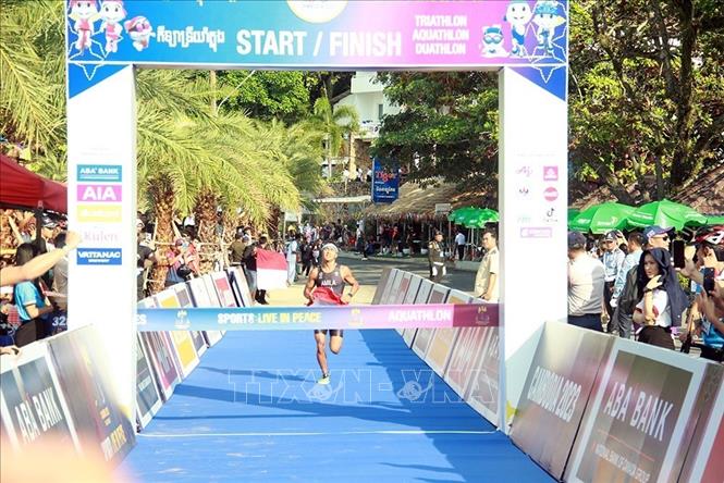 Các vận động viên tranh tài nội dung ba môn phối hợp Triathlon (bơi - đạp xe - chạy bộ) tại Kep, tỉnh duyên hải Tây Nam Campuchia, sáng 6/5/2023. Ảnh: AKP/TTXVN