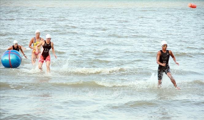 Các vận động viên tranh tài nội dung ba môn phối hợp Triathlon (bơi - đạp xe - chạy bộ) tại Kep, tỉnh duyên hải Tây Nam Campuchia, sáng 6/5/2023. Ảnh: AKP/TTXVN