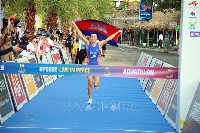 Các vận động viên tranh tài nội dung ba môn phối hợp Triathlon (bơi - đạp xe - chạy bộ) tại Kep, tỉnh duyên hải Tây Nam Campuchia, sáng 6/5/2023.  Ảnh: AKP/TTXVN