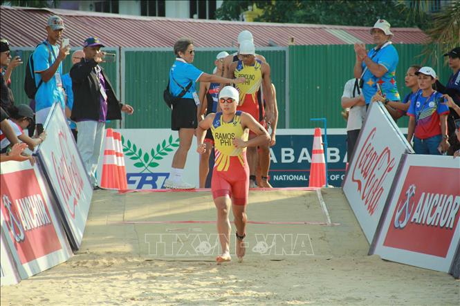 Các vận động viên tranh tài nội dung ba môn phối hợp Triathlon (bơi - đạp xe - chạy bộ) tại Kep, tỉnh duyên hải Tây Nam Campuchia, sáng 6/5/2023. Ảnh: AKP/TTXVN