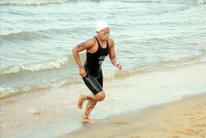 Các vận động viên tranh tài nội dung ba môn phối hợp Triathlon (bơi - đạp xe - chạy bộ) tại Kep, tỉnh duyên hải Tây Nam Campuchia, sáng 6/5/2023. Ảnh: AKP/TTXVN