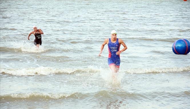 Các vận động viên tranh tài nội dung ba môn phối hợp Triathlon (bơi - đạp xe - chạy bộ) tại Kep, tỉnh duyên hải Tây Nam Campuchia, sáng 6/5/2023. Ảnh: AKP/TTXVN