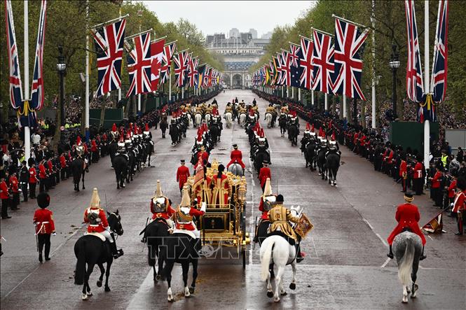 Nhà Vua Anh Charles III cùng Hoàng hậu Camilla ngồi trên cỗ xe ngựa đặc biệt Diamond Jubilee trong 