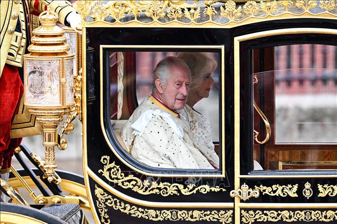 Nhà Vua Anh Charles III cùng Hoàng hậu Camilla ngồi trên cỗ xe ngựa đặc biệt Diamond Jubilee trong 