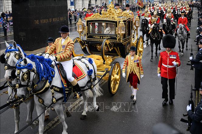 Nhà Vua Anh Charles III cùng Hoàng hậu Camilla ngồi trên cỗ xe ngựa đặc biệt Diamond Jubilee trong 