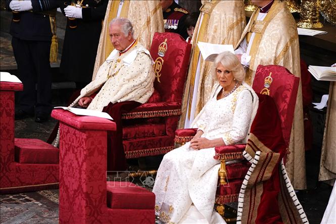 Nhà Vua Anh Charles III cùng Hoàng hậu Camilla chuẩn bị thực hiện nghi lễ đăng quang tại Tu viện Westminster, ngày 6/5/2023. Ảnh: AFP/TTXVN