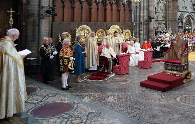 Trong ảnh: Nhà Vua Anh Charles III cùng Hoàng hậu Camilla chuẩn bị thực hiện nghi lễ đăng quang tại Tu viện Westminster, ngày 6/5/2023. Ảnh: AFP/TTXVN