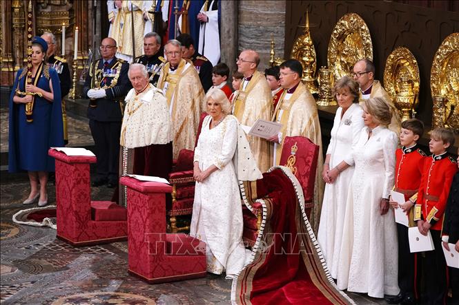 Trong ảnh: Nhà Vua Anh Charles III cùng Hoàng hậu Camilla (giữa, hàng trước) chuẩn bị thực hiện nghi lễ đăng quang tại Tu viện Westminster, ngày 6/5/2023. Ảnh: AFP/TTXVN