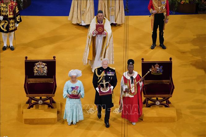 Các bảo vật Hoàng gia Anh sẽ được trao cho Nhà Vua Charles III tại lễ đăng quang ở Tu viện Westminster, London ngày 6/5/2023. Ảnh: AFP/TTXVN