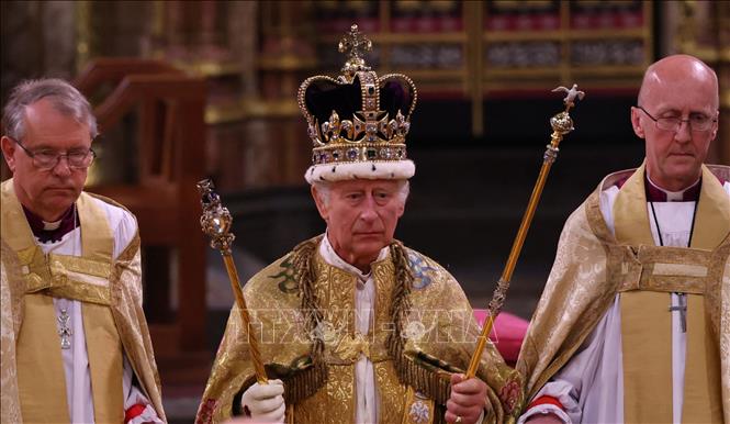 Vua Charles III được trao Vương miện Thánh Edward trong lễ đăng quang tại Tu viện Westminster ở London, Anh ngày 6/5/2023. Ảnh: AFP/TTXVN