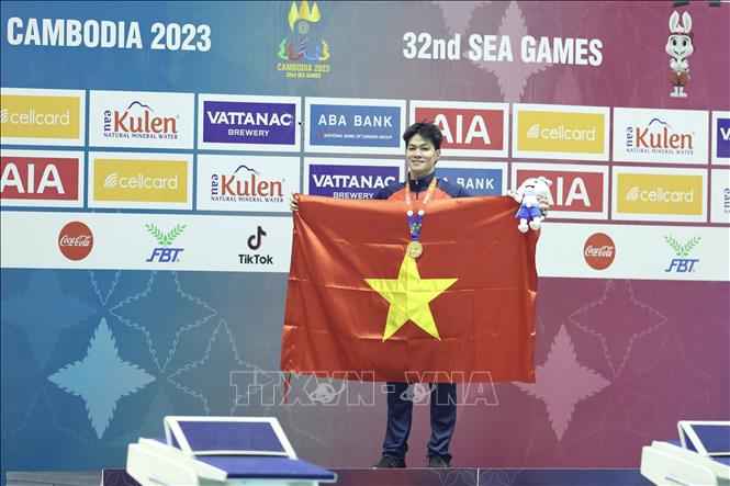 VĐV Trần Hưng Nguyên đã xuất sắc giành HCV đầu tiên cho đội tuyển bơi Việt Nam. Ảnh: Minh Quyết - TTXVN