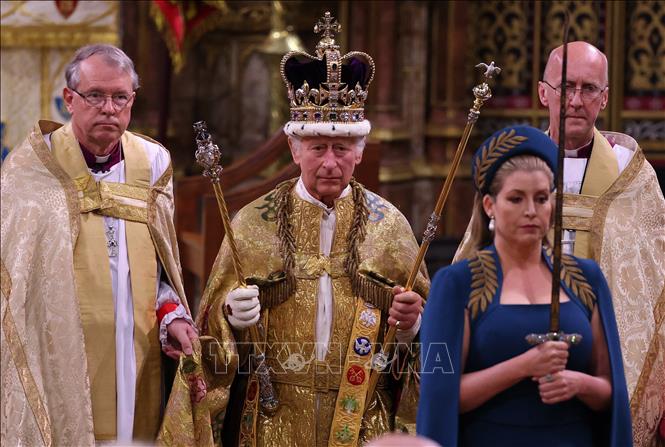 Vua Charles III được trao Vương miện Thánh Edward cùng các bảo vật của Hoàng gia trong lễ đăng quang tại Tu viện Westminster ở London, Anh ngày 6/5/2023. Ảnh: AFP/TTXVN