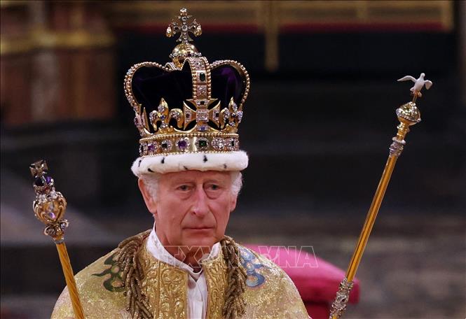 Vua Charles III được trao Vương miện Thánh Edward cùng các bảo vật của Hoàng gia và ngồi lên ngai vàng trong lễ đăng quang tại Tu viện Westminster ở London, Anh ngày 6/5/2023. Ảnh: AFP/TTXVN