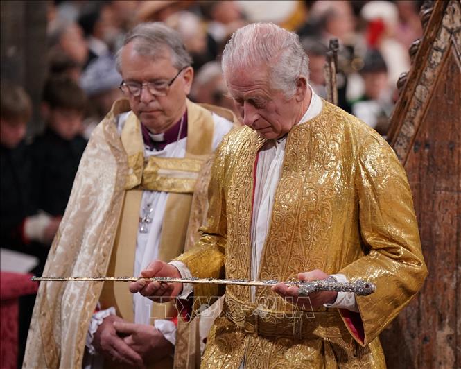 Vua Charles III được trao bảo kiếm trong lễ đăng quang tại Tu viện Westminster ở London, Anh ngày 6/5/2023. Ảnh: AFP/TTXVN