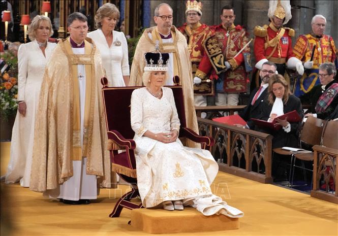 Trong ảnh: Hoàng hậu Camilla được trao vương miện Hoàng hậu Mary trong lễ đăng quang tại Tu viện Westminster ở London, Anh ngày 6/5/2023. Ảnh: AFP/TTXVN