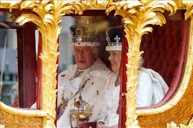 Sau khi lễ đăng quang kết thúc, Vua Charles III và Hoàng hậu Camilla trở về Cung điện Buckingham trong 