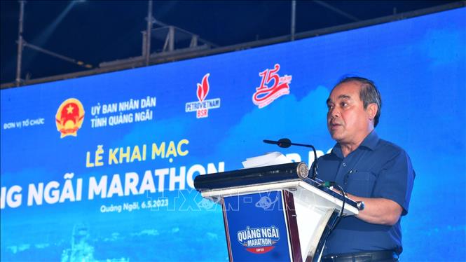Phó chủ tịch Thường trực UBND tỉnh Trần Hoàng Tuấn phát biểu tại lễ khai mạc. Ảnh: Đinh Hương – TTXVN 