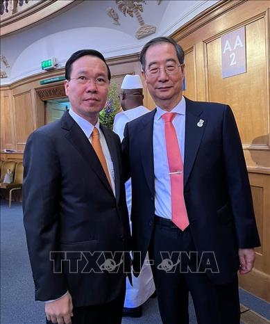 State President Vo Van Thuong and Prime Minister of the Republic of Korea Han Duck-soo. Photo by courtesy/VNA