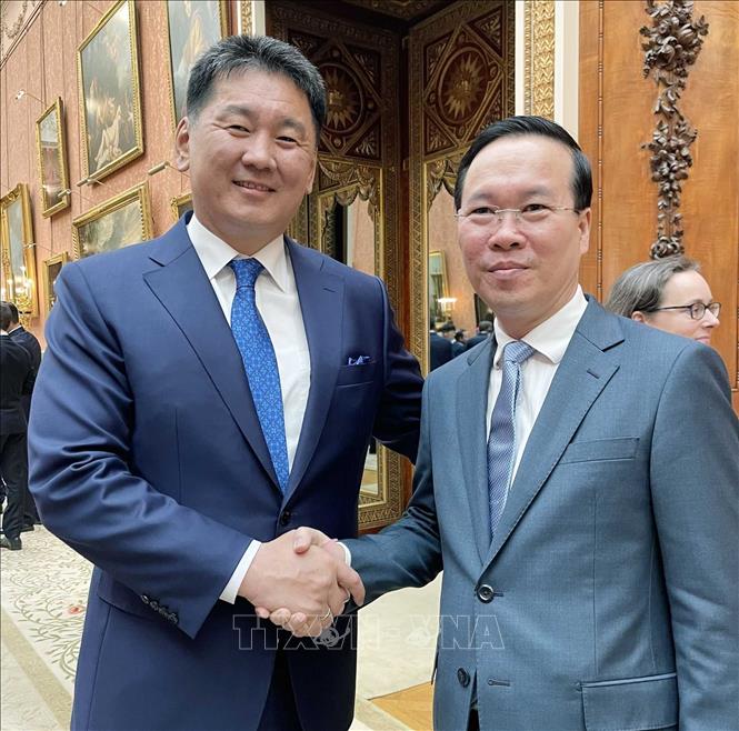 State President Vo Van Thuong and Mongolian counterpart Ukhnaagiin Khürelsükh. Photo by courtesy/VNA