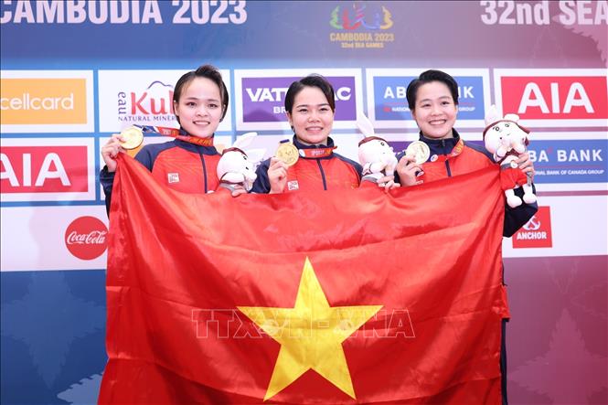 Female fighters Luu Thi Thu Uyen, Nguyen Ngoc Tram and Nguyen Thi Phuong defeat their Indonesian rivals with 41.1 points to secure the gold. VNA Photo: Minh Quyết 