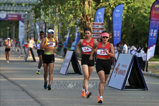 VĐV điền kinh Nguyễn Thị Thanh Phúc (số 25) thi đấu xuất sắc, giành HCV nội dung đi bộ 20km. Ảnh: TTXVN phát