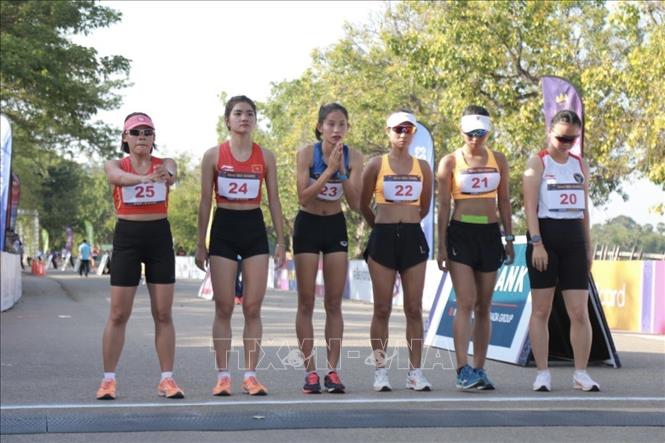 VĐV điền kinh Nguyễn Thị Thanh Phúc (số 25) thi đấu tại vạch xuất phát nội dung đi bộ 20km. Ảnh: AKP/TTXVN
