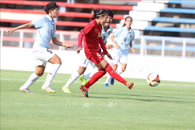 Captain Huynh Như scores the opening goal for Vietnam in 10th minute. VNA Photo: Hoàng Linh 