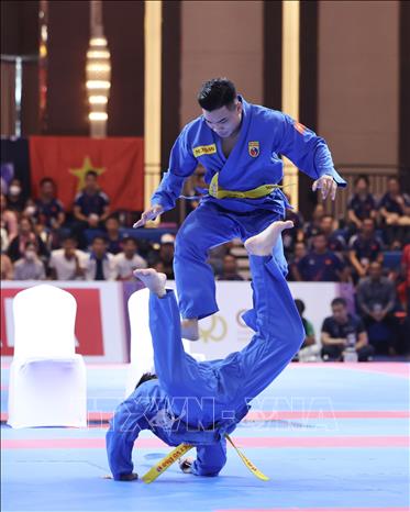 Hai VĐV Nguyễn Trường Thọ, Đỗ Lý Minh Toàn thi đấu chung kết nội dung Song luyện mã tấu nam, sáng 7/5/2023. Ảnh: Minh Quyết - TTXVN