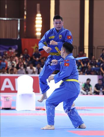 Hai VĐV Nguyễn Trường Thọ, Đỗ Lý Minh Toàn thi đấu chung kết nội dung Song luyện mã tấu nam, sáng 7/5/2023. Ảnh: Minh Quyết - TTXVN