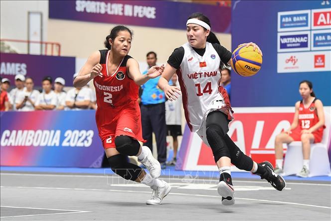 Đội tuyển bóng rổ nữ 3x3 Việt Nam giành chiến thắng 21-18 trước đội tuyển nữ Indonesia. Ảnh: Hoàng Linh-TTXVN