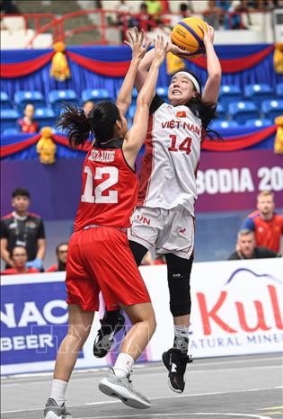 Đội tuyển bóng rổ nữ 3x3 Việt Nam giành chiến thắng 21-18 trước đội tuyển nữ Indonesia. Ảnh: Hoàng Linh-TTXVN