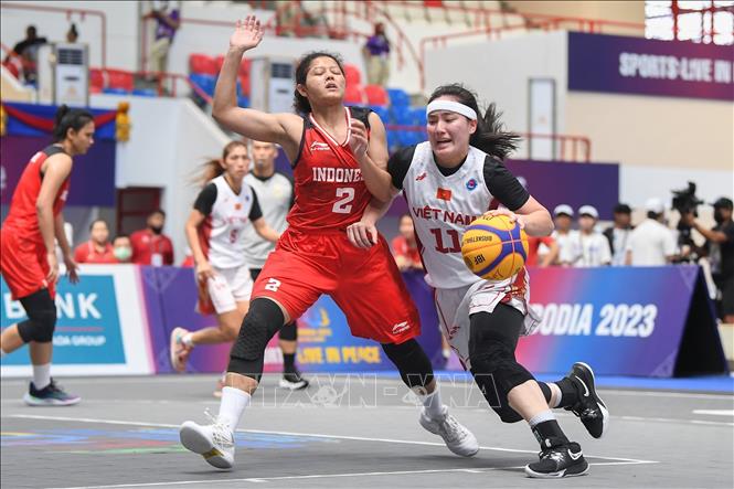 Đội tuyển bóng rổ nữ 3x3 Việt Nam giành chiến thắng 21-18 trước đội tuyển nữ Indonesia. Ảnh: Hoàng Linh-TTXVN