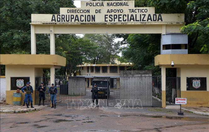 Cảnh sát Paraguay gác bên ngoài trụ sở Bộ Tư lệnh Cảnh sát quốc gia nơi ứng cử viên tổng thống Paraguayo Cubas bị quản thúc ngày 6/5/2023. Ảnh: AFP/TTXVN