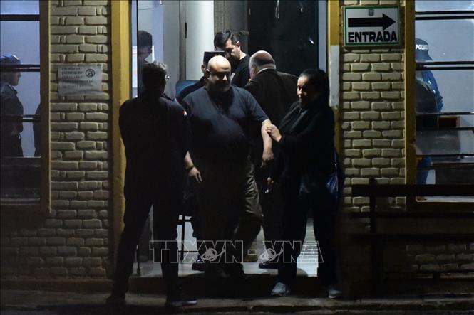 Ứng cử viên tổng thống Paraguayo Cubas (giữa) bị bắt giữ ngày 6/5/2023. Ảnh: AFP/TTXVN