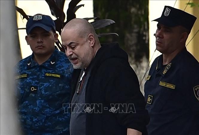 Ứng cử viên tổng thống Paraguayo Cubas (giữa) bị bắt giữ ngày 6/5/2023. Ảnh: AFP/TTXVN